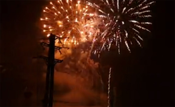 Rộn ràng niềm vui trong ánh sáng rực rỡ của pháo hoa đêm giao thừa ảnh 34