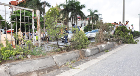Dải phân cách bị xe khách đâm gãy trước khi lán sang làn đường ngược chiều gây ra tai nạn giao thông thảm khốc khiến 3 người tử nạn, 1 người bị thương. Dải phân cách bị xe khách đâm gãy trước khi lán sang làn đường ngược chiều gây ra tai nạn giao thông thảm khốc khiến 3 người tử nạn, 1 người bị thương.
