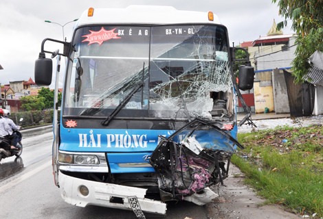 Chiếc xe khách với đầu nát bét sau khi gây tai nạn. Chiếc xe khách với đầu nát bét sau khi gây tai nạn.
