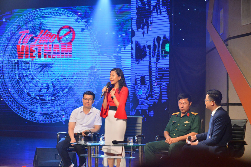 Bà Trần Uyên Phương, Phó Tổng Giám đốc Tập đoàn Tân Hiệp Phát nhấn mạnh thông điệp "Tôi tự hào là người Việt Nam" khi giao lưu với khán giả