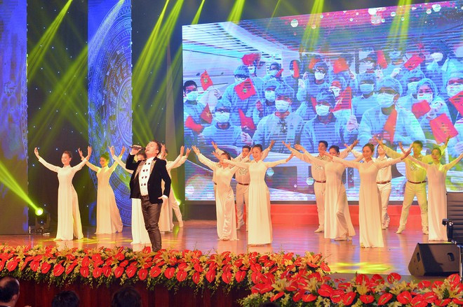 Ca sĩ Tùng Dương mở màn chương trình "Tự hào Việt Nam"