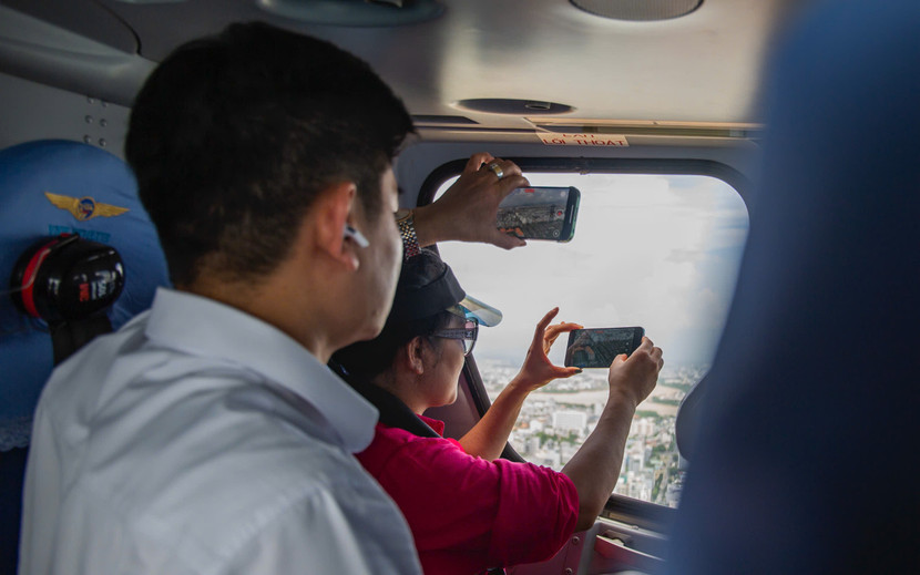 Du khách thích thú ghi lại hình ảnh Đà Nẵng từ trên trực thăng Du khách thích thú ghi lại hình ảnh Đà Nẵng từ trên trực thăng