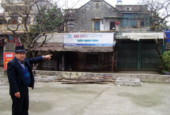 Ông Đỗ Duy Hoài xót xa cho chúng tôi biết: phần lớn mảnh đất của gia đình ông đã bị HTX nông nghiệp Xuân Đỉnh chia ra để xây ki-ốt, và lấn chiếm gần hết