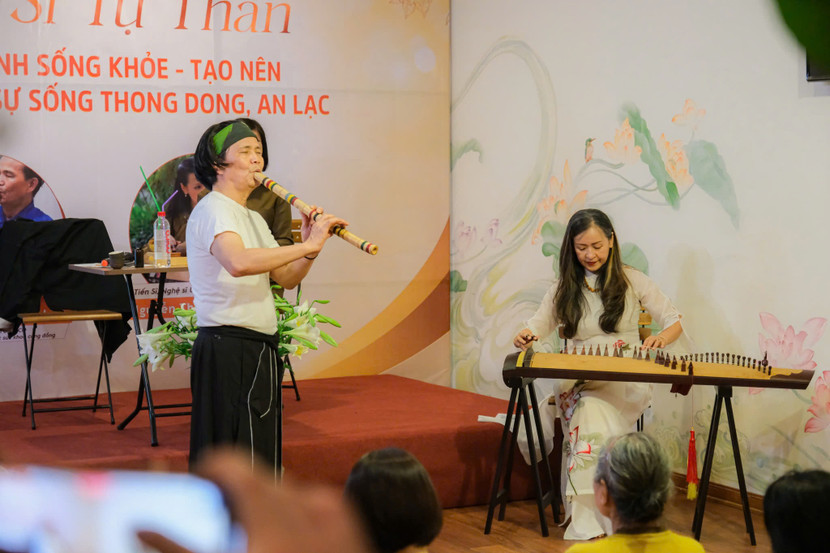 Khí công sư - Lương y Lê Thuận Nghĩa và Tiến sĩ – NSƯT Hải Phượng cùng chơi một số bản nhạc chữa lành cuốn hút người nghe Khí công sư - Lương y Lê Thuận Nghĩa và Tiến sĩ – NSƯT Hải Phượng cùng chơi một số bản nhạc chữa lành cuốn hút người nghe