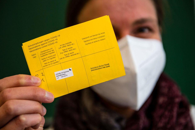 "Hộ chiếu vaccine" giả đang được rao bán tràn lan trên mạng với mức giá rất rẻ (Ảnh: AFP)