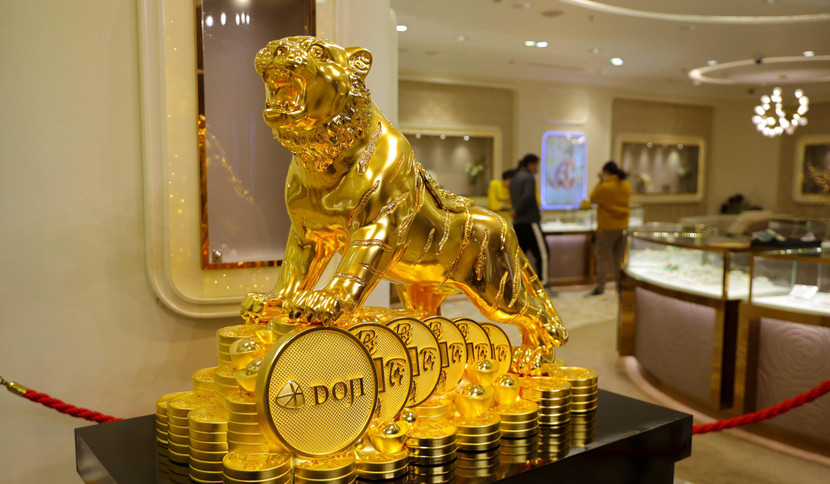 Trong ngày vía Thần Tài (mồng 10 Tết Âm lịch), theo phong tục người dân thường đi mua vàng với mong ước cầu tài lộc, làm ăn phát đạt.