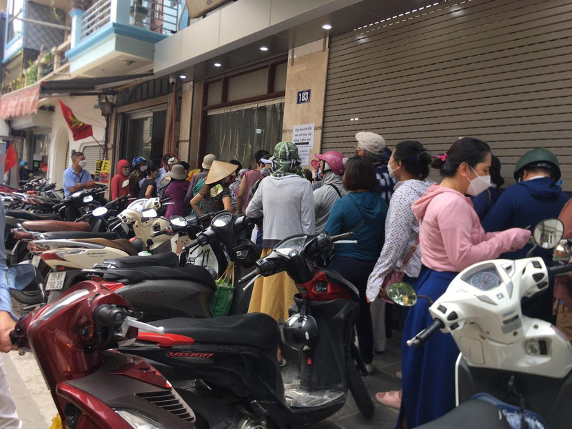 Chỉ còn 2-3 ngày nữa là rằm Trung thu nên nhiều người đến đây mua về thắp hương.