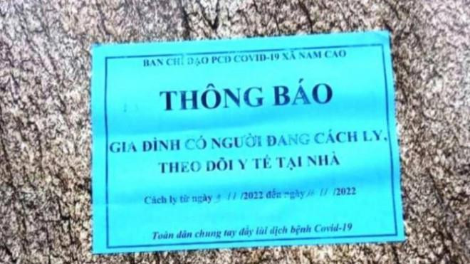 Trưởng thôn khóa trái cửa và treo thông báo trước cửa nhà bà S.