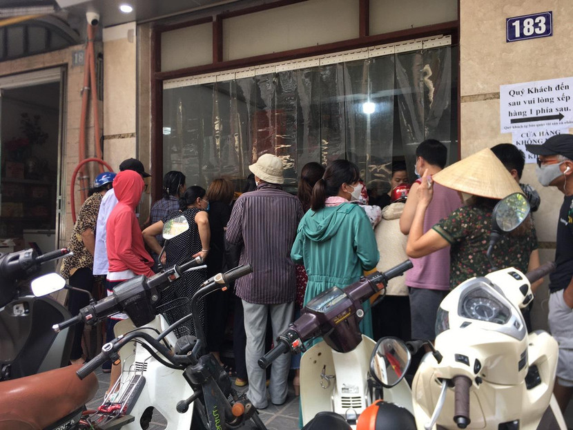 "Đây là lần thứ hai trong tháng này tôi đến đây mua bánh. Lần trước cách đây 2 tuần không phải xếp hàng. Hôm nay xác định là phải xếp hàng nhưng cũng bằng lòng vì muốn mua bánh mới sản xuất", chị Nguyễn Lan Hương (Hoài Đức, Hà Nội) nói.