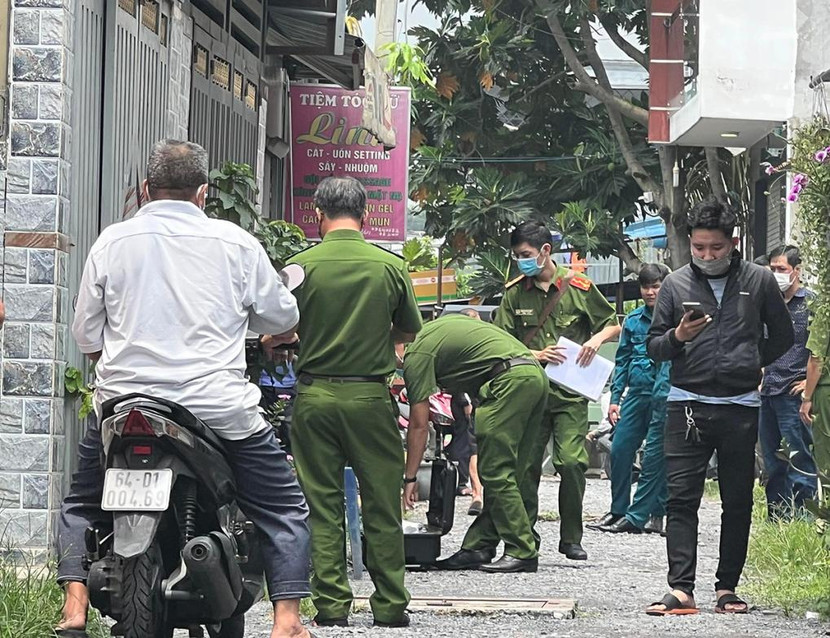 Cảnh sát khám nghiệm hiện trường. Ảnh: Nhật Vy Cảnh sát khám nghiệm hiện trường. Ảnh: Nhật Vy