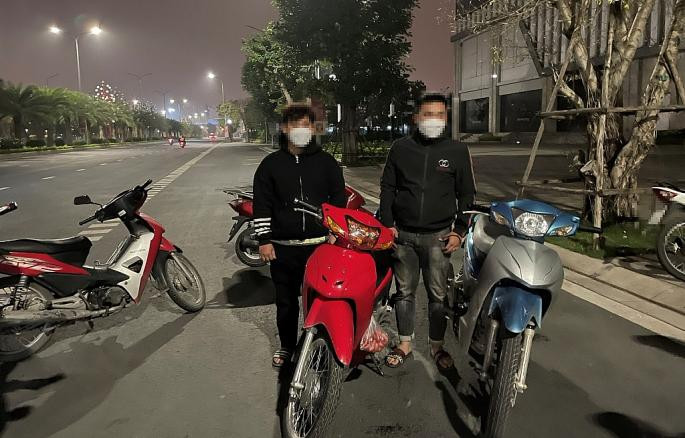 Khi phát hiện lực lượng chức năng, các thanh thiếu niên này chạy xe tốc độ cao, lạng lách trên nhiều tuyến đường. Khi phát hiện lực lượng chức năng, các thanh thiếu niên này chạy xe tốc độ cao, lạng lách trên nhiều tuyến đường.