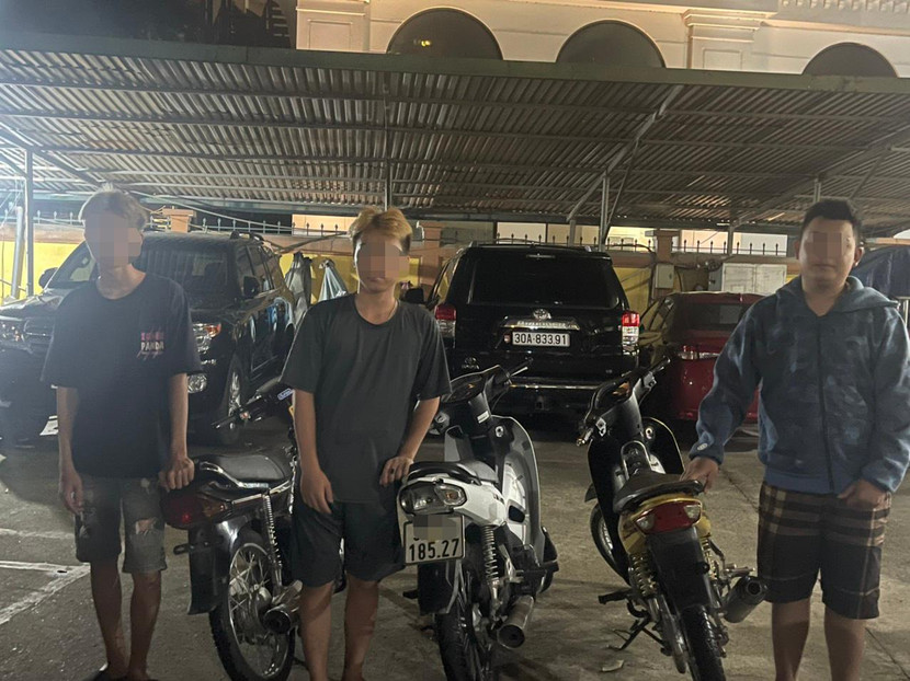 Các thanh niên ngổ ngáo nẹt pô, rú ga, tháo biển số xe bị tổ công tác Y10/141 phát hiện, chặn giữ tối 24/9.