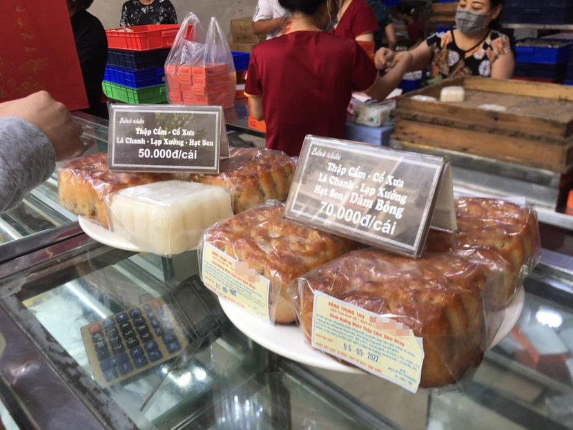 Bánh chỉ có một loại thập cẩm, được sản xuất trong ngày nên đến tay người tiêu dùng vẫn còn nóng.