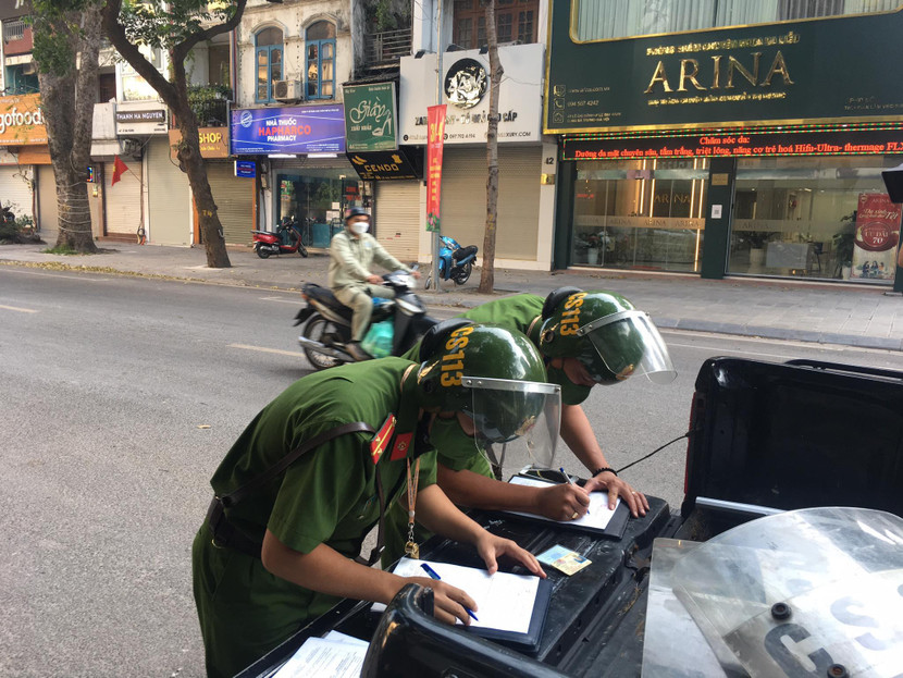 Công an quận Hai Bà Trưng lập biên bản xử phạt xe dừng đỗ sai quy định.