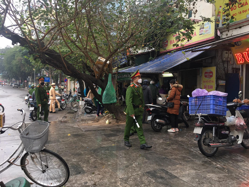 Các trường hợp sử dụng trái phép lòng đường, hè phố để kinh doanh dịch vụ ăn uống, bày bán hàng hóa sẽ được xử lý nghiêm. Các trường hợp sử dụng trái phép lòng đường, hè phố để kinh doanh dịch vụ ăn uống, bày bán hàng hóa sẽ được xử lý nghiêm.