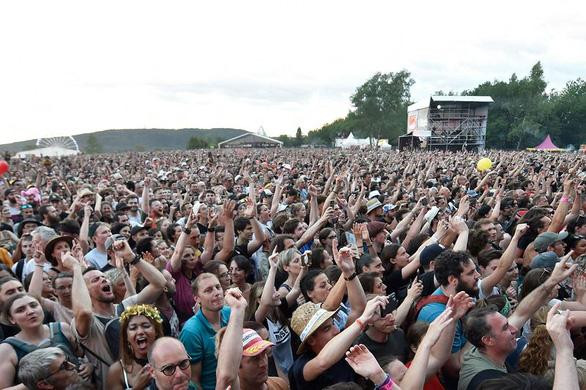 Đám đông dự một buổi hòa nhạc ở Sermamagny, Pháp, vào hôm 3-7 - Ảnh: AFP Đám đông dự một buổi hòa nhạc ở Sermamagny, Pháp, vào hôm 3-7 - Ảnh: AFP