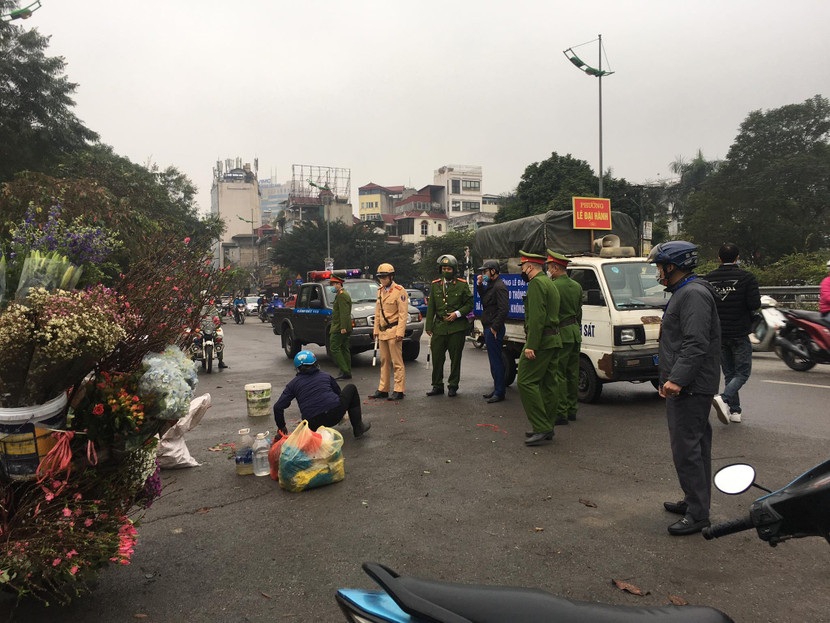 Nhắc nhở trường hợp vi phạm kinh doanh trước cổng công viên Thống nhất. Nhắc nhở trường hợp vi phạm kinh doanh trước cổng công viên Thống nhất.