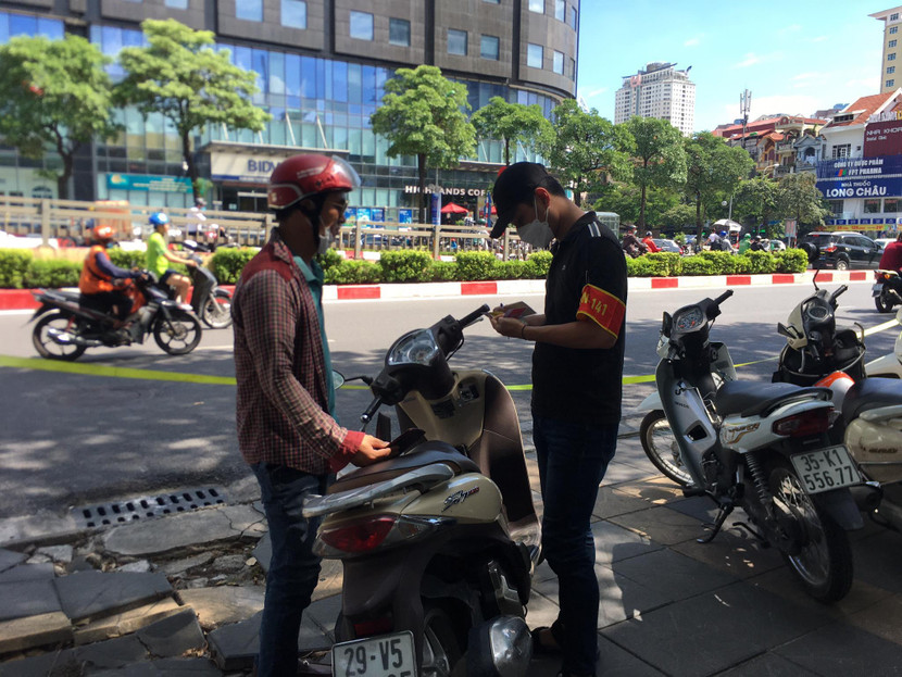 Cảnh sát 141 kiểm tra giấy tờ người đi đường Cảnh sát 141 kiểm tra giấy tờ người đi đường