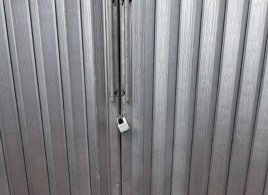 Ngôi nhà bà S bị khóa trái cửa.