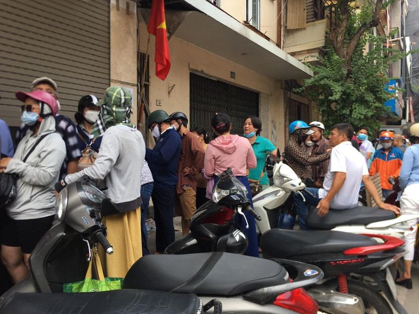 Mọi người xếp hàng trật tự, không có tình trạng chen lấn.