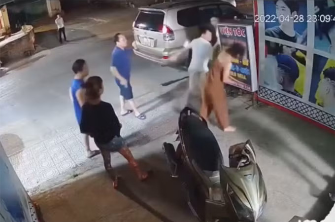 Vụ xô xát bị camera an ninh ghi lại. Ảnh: Cắt từ video