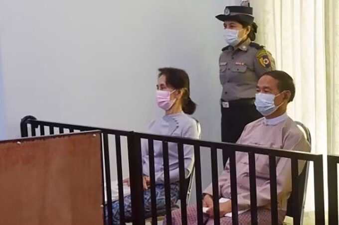 Bà Suu Kyi (ngồi bên trái) và cựu tổng thống Win Myint ra tòa hồi tháng 5/2021 ở thủ đô Naypyidaw