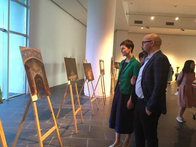 Khách tham quan tìm hiểu về các công trình kiến trúc đặc sắc của Iran qua những bức ảnh. Khách tham quan tìm hiểu về các công trình kiến trúc đặc sắc của Iran qua những bức ảnh.