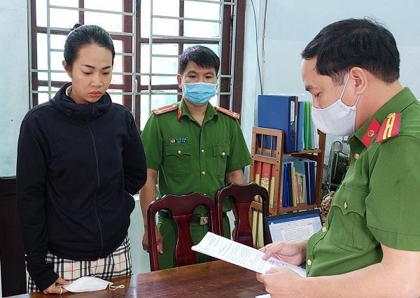 Công an huyện Hòa Vang (Đà Nẵng) đọc lệnh bắt tạm giam Phạm Thị Mỹ Hằng