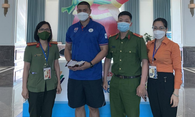 Vận động viên bóng chuyền Thái Lan vui mừng nhận lại hộ chiếu bị thất lạc từ Công an tỉnh Quảng Ninh