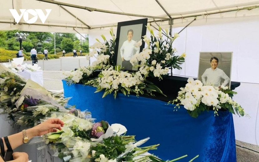 Người dân viếng cố Thủ tướng Abe Shinzo tại chùa Jojo. Ảnh: Bùi Hùng.