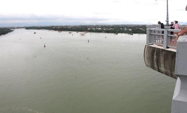 Vị trí nơi người đàn ông ôm con gái nhảy cầu.