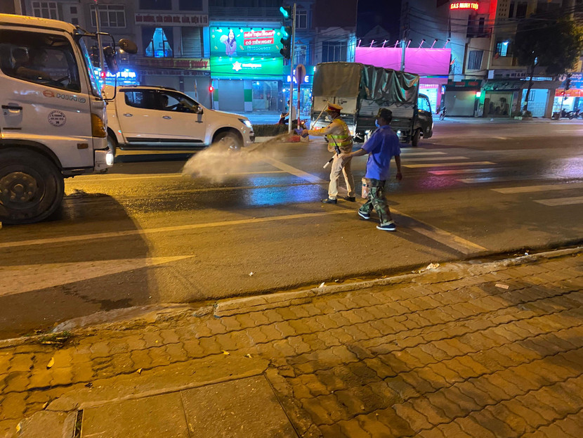 Thiếu tá Nguyễn Đức Sơn cùng người dân xử lý vết dầu loang