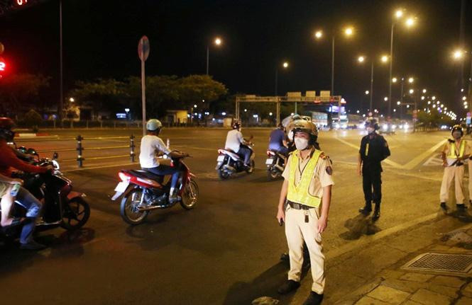 Lực lượng 141 hóa trang kết hợp công khai tuần tra, xử lý các đối tượng điều khiển mô tô, xe máy lạng lách, đánh võng. Lực lượng 141 hóa trang kết hợp công khai tuần tra, xử lý các đối tượng điều khiển mô tô, xe máy lạng lách, đánh võng.