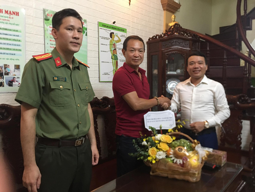 Cụm thi đua số 6 thăm, tặng quà Thượng tá Trần Đức Thiệp, nguyên chỉ huy phòng chức năng Công an TP Hà Nội, thân nhân gia đình liệt sỹ. Cụm thi đua số 6 thăm, tặng quà Thượng tá Trần Đức Thiệp, nguyên chỉ huy phòng chức năng Công an TP Hà Nội, thân nhân gia đình liệt sỹ.