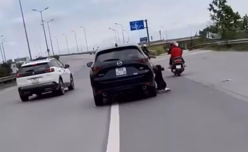 Người phụ nữ bị hất văng xuống đường trong clip ghi lại. Người phụ nữ bị hất văng xuống đường trong clip ghi lại.
