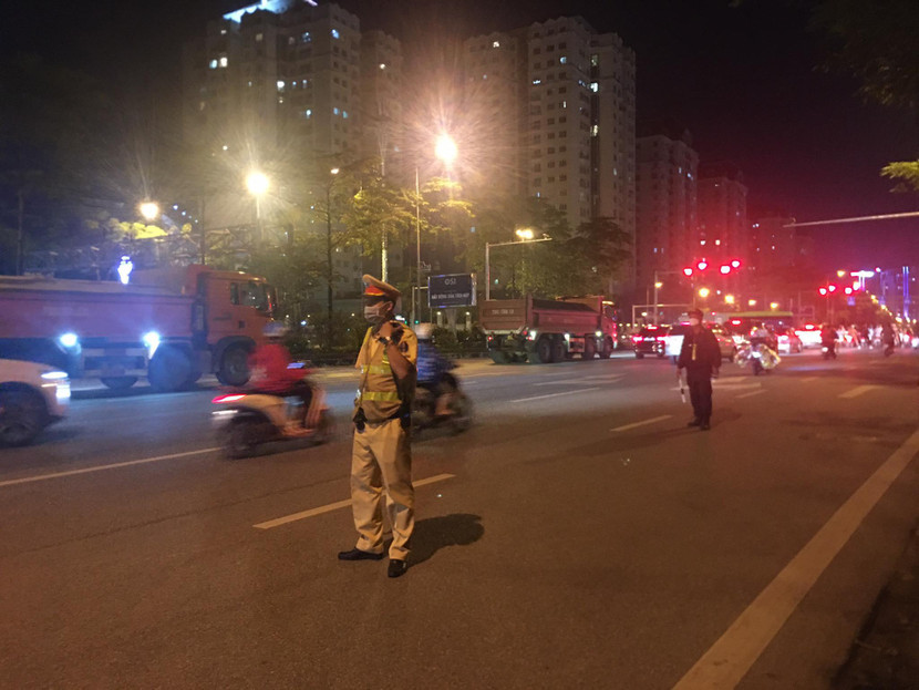 Tổ công tác Y5/141 cắm chốt công khai, xử lý vi phạm trên đường Võ Chí Công tối 24/9.