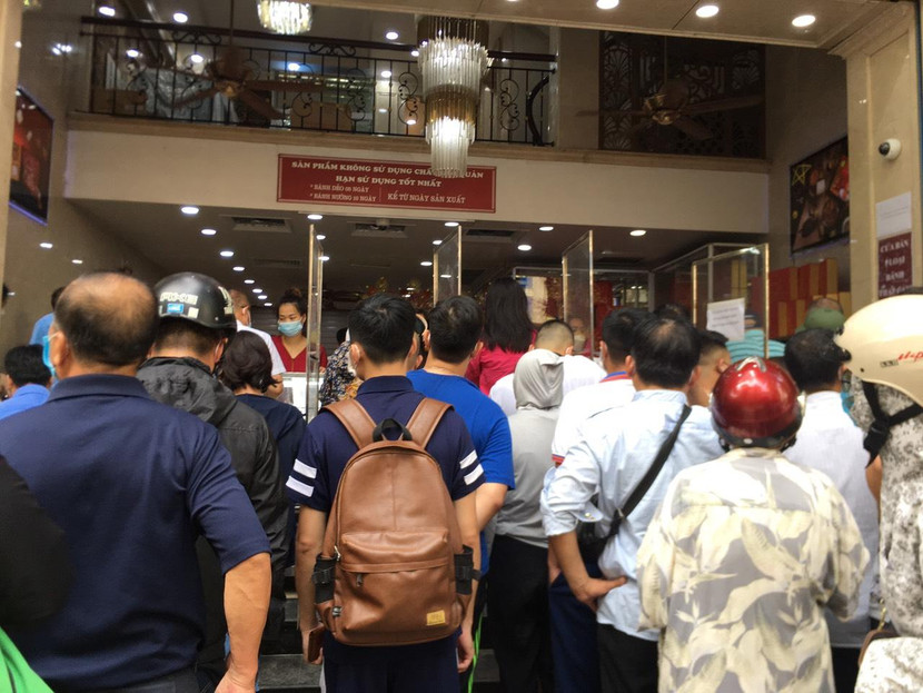 Những ngày này, trên cửa hàng bánh Trung thu lâu năm ở phố Thụy Khuê luôn có rất đông người dân đến xếp hàng chờ mua bánh Trung thu.