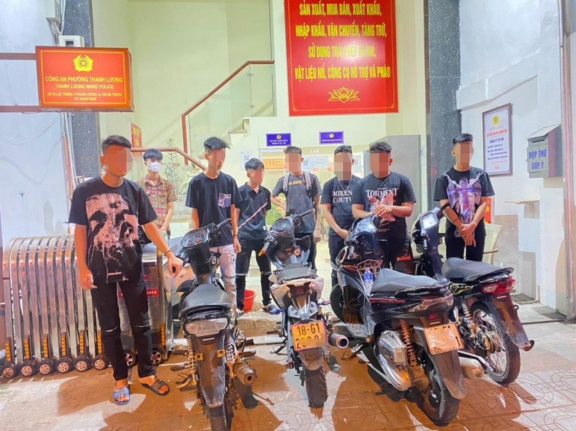 Các đối tượng đều được bàn giao Công an phường sở tại để xác minh, xử lý theo quy định pháp luật.