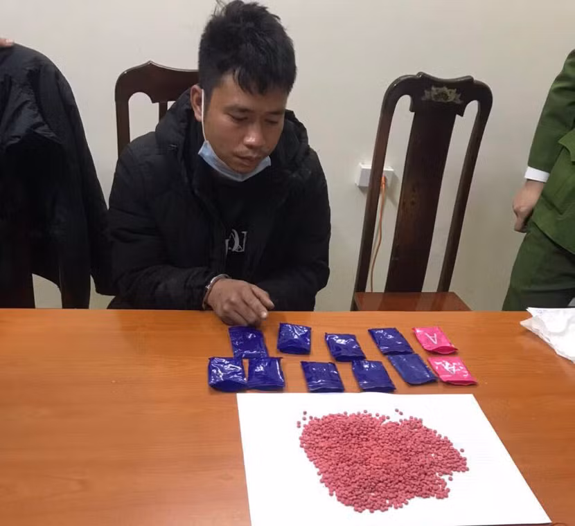 Đối tượng Lê Quang Tuấn và tang vật vụ án Đối tượng Lê Quang Tuấn và tang vật vụ án