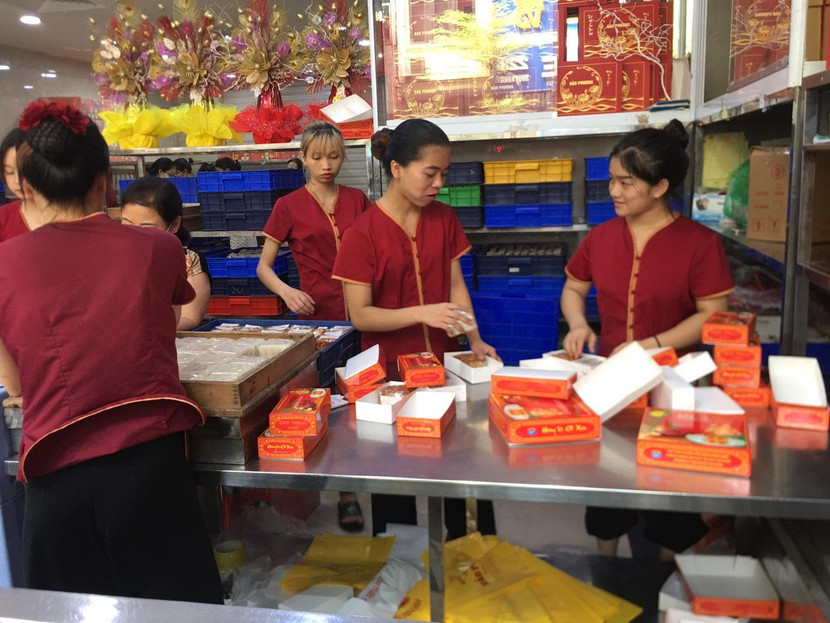 Cửa hàng phải thuê thêm nhiều nhân viên phục vụ khách.