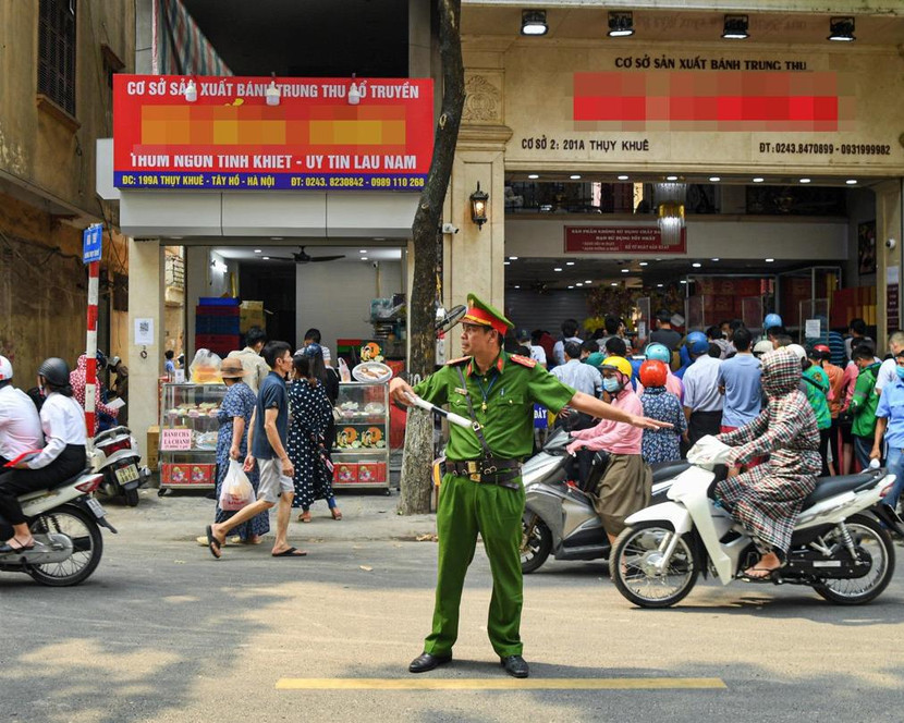 Công an phường Thụy Khuê cũng đã chủ động từ sớm đến phân luồng giao thông, tránh ùn tắc.