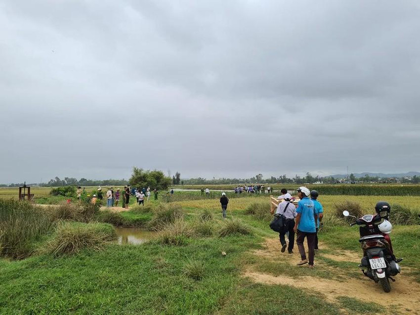 Người dân phát hiện thi thể ông Xược bị trói, nổi trên sông Gò Tre vào khoảng 8 giờ ngày 20-4. Ảnh: TN Người dân phát hiện thi thể ông Xược bị trói, nổi trên sông Gò Tre vào khoảng 8 giờ ngày 20-4. Ảnh: TN