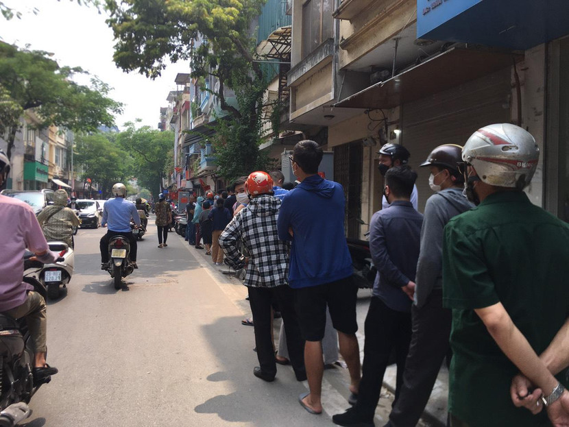 Cơ sở thứ 2 của cửa hàng nằm trên phố Thụy Khuê cũng trong tình trạng người xếp hàng dài trên phố.