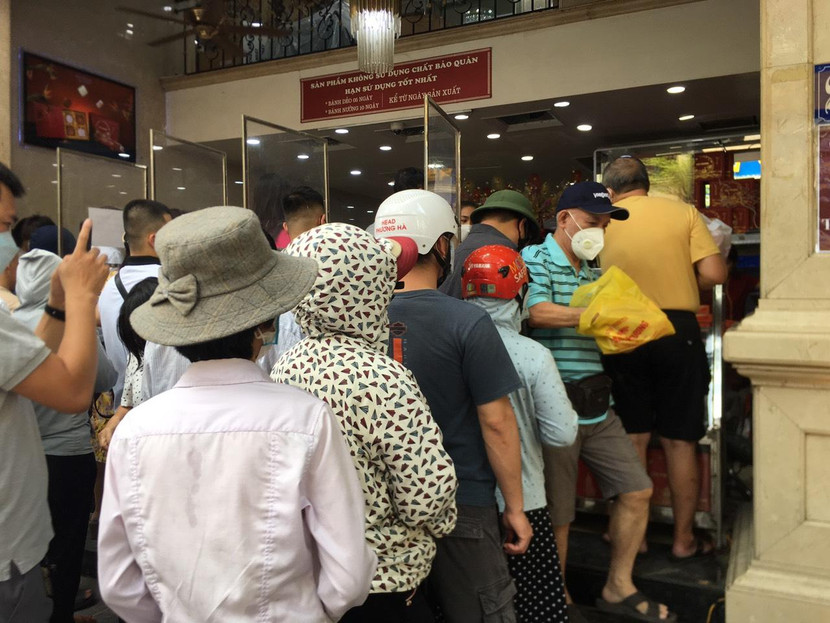 Nhiều người thích hương vị truyền thống của bánh Trung thu nơi đây.