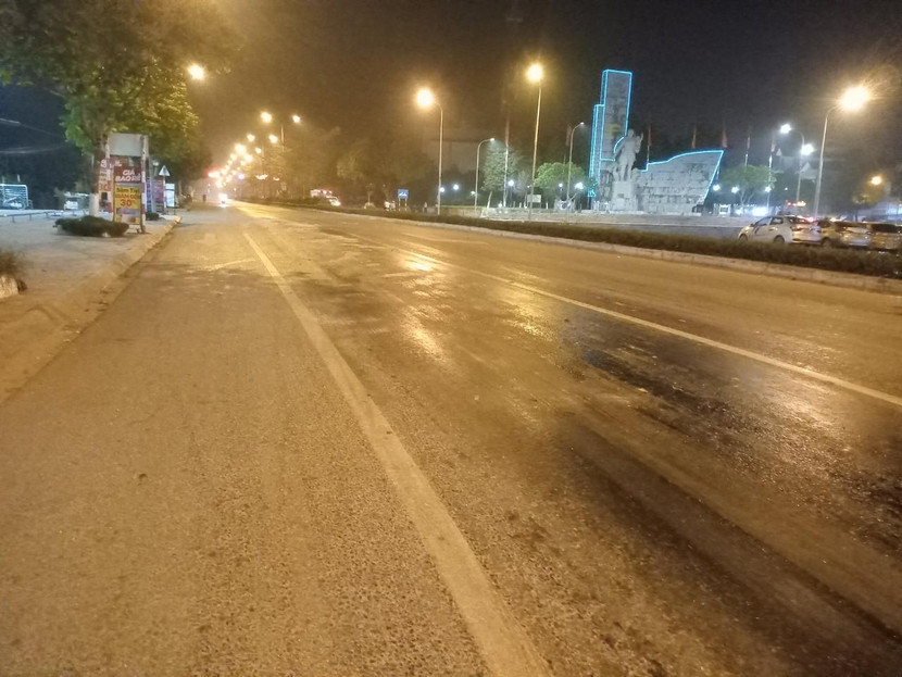 Vết dầu loang tại Km 21+300 Quốc lộ 32 thị trấn Phùng