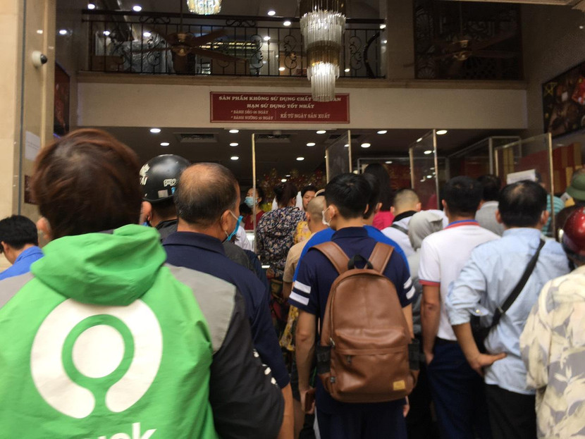 Cửa hàng được chia làm 4 cửa phục vụ khách. Mỗi người thường phải đợi 30-40 phút mới đến lượt.