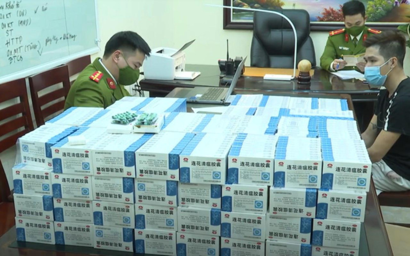 Đối tượng Nguyễn Văn Quế cùng tang vật vụ việc tại cơ quan điều tra (Ảnh: Công an cung cấp)