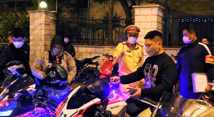 Cảnh sát yêu cầu các chủ phương tiện vặn ga nghe chính tiếng pô xe của mình Cảnh sát yêu cầu các chủ phương tiện vặn ga nghe chính tiếng pô xe của mình