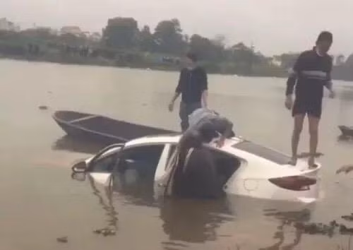 Lực lượng chức năng trục vớt xe ô tô cùng thi thể nạn nhân