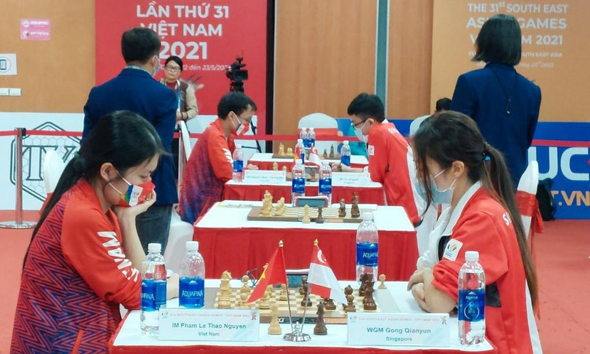 Thảo Nguyên (trái) và Trường Sơn cùng cầm quân trắng trong ván quyết định ở chung kết cờ nhanh cá nhân nữ, nam SEA Games 31 tại Hạ Long, Quảng Ninh trưa 17/5. Ảnh: Anh Thư Thảo Nguyên (trái) và Trường Sơn cùng cầm quân trắng trong ván quyết định ở chung kết cờ nhanh cá nhân nữ, nam SEA Games 31 tại Hạ Long, Quảng Ninh trưa 17/5. Ảnh: Anh Thư